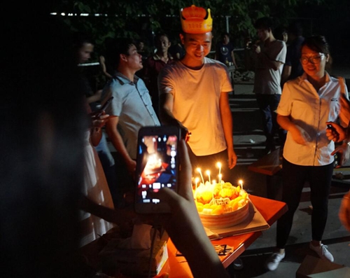 燥起來！富軒門窗生日會與燒烤激情相約