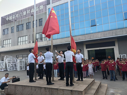 “同升國(guó)旗 同唱國(guó)歌”富軒門窗祝賀祖國(guó)70周年華誕！