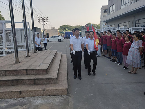 “同升國(guó)旗 同唱國(guó)歌”富軒門窗祝賀祖國(guó)70周年華誕