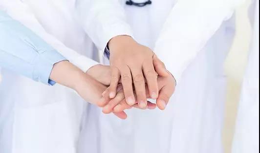 抗擊疫情，富軒門窗十堰專賣店為十堰人民醫(yī)院愛心捐贈隔斷門！