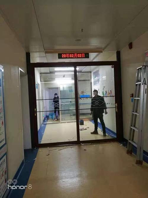 富軒門窗在行動，十堰專賣店為十堰人民醫院捐贈病區隔離門