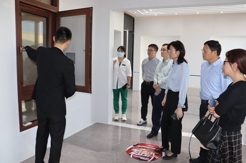 熱烈歡迎廣西自治區(qū)領(lǐng)導(dǎo)蒞臨富軒門窗總部參觀考察！
