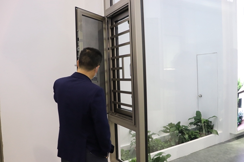 富軒門窗高定展圈粉無數，品味門窗高定之美