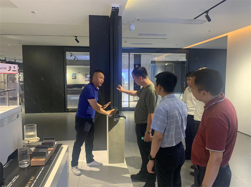 南昌市灣里管理局龔書記一行蒞臨富軒全屋門窗工匠館參觀指導(dǎo)